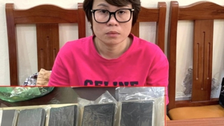 Bắt "nữ quái" thuê taxi "ém" 5 bánh heroin trên xe