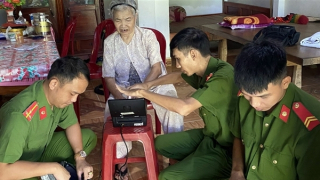Công an Quảng Nam mở cao điểm làm căn cước cho người già yếu, bệnh tật tại nhà