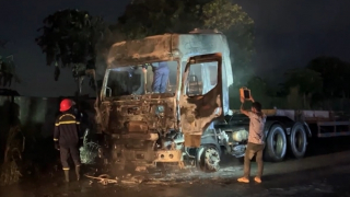 Lửa thiêu rụi đầu kéo xe container khi vào khúc cua