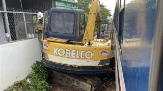Tàu khách SE8 tông xe đào múc đất nằm sát đường sắt
