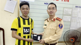 Đại úy CSGT nhặt được ví tiền trả lại cho người dân