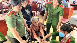 Giúp người già, người khuyết tật làm căn cước công dân gắn chip