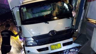 Tàu lửa tông ôtô, lái xe may mắn thoát nạn