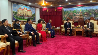 Công an TP Hồ Chí Minh tặng trang thiết bị cho Công an Vientiane - Lào