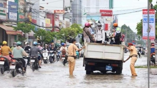 Triều cường dâng cao, CSGT dùng xe tuần tra chở học sinh
