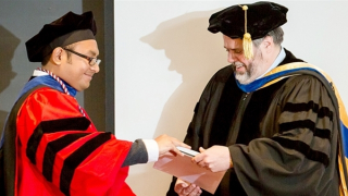 Chiếc áo ngực và tư duy tiến sĩ