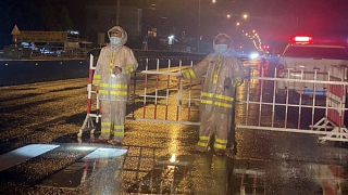 Công an điều tiết giao thông, hỗ trợ người dân sơ tán, chạy lũ trong đêm