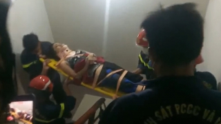 Một phụ nữ rơi lầu mắc kẹt tại ban công