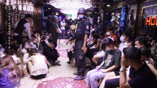 Nhân viên quán karaoke Hollywood bán ketamin cho khách