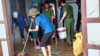 Công an các tỉnh miền Trung sát cánh cùng người dân khắc phục hậu quả mưa lũ