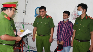 Bắt 5 đối tượng trong nhóm hẹn ra đường rồi nã súng