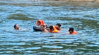 Trên đường đi tuần tra, Trạm phó Trạm quản lý bảo vệ rừng bị lũ cuốn trôi