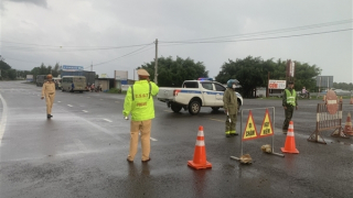 CSGT Phú Yên trắng đêm hướng dẫn giao thông ở nơi sạt lở do mưa lũ