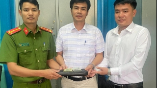 Thắp hương tại khu di tích, cán bộ xã bất ngờ phát hiện ví tiền lớn