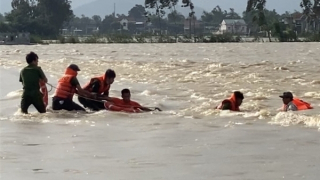 Công an xã kịp thời cứu người đàn ông bị nước lũ cuốn trôi