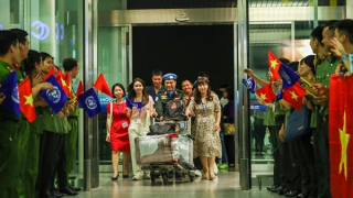 Phút giây xúc động ở Nội Bài tiễn 3 sĩ quan CAND sang Nam Sudan làm nhiệm vụ quốc tế