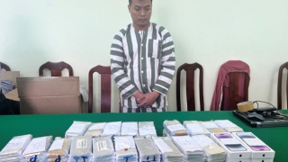 Nhập cảnh cùng lô Iphone cũ trị giá 10 tỷ đồng