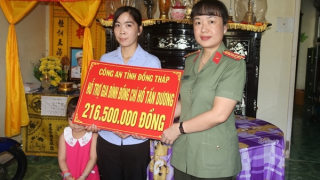 Trao tiền ủng hộ của cán bộ chiến sĩ cho gia đình Thiếu tá Hồ Tấn Dương