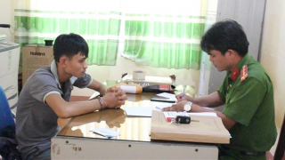 Sắm súng bắn điện, bình xịt hơi cay, lái ô tô đi trộm chó