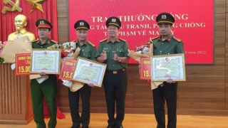 Khen thưởng vụ bắt giữ 30kg ma túy tổng hợp dạng đá