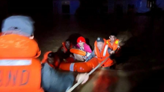 Lũ lên nhanh, Công an Đà Nẵng cứu hộ hàng trăm người dân trong đêm