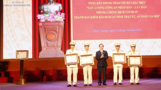 Trao tặng huân chương, bằng khen cho nhiều cá nhân, tập thể Công an Bình Dương