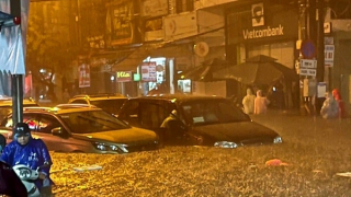 Nhận tín hiệu cầu cứu trên Facebook, công an dùng xuồng đưa dân thoát hiểm