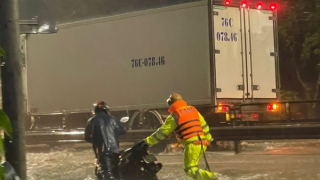 QL1A phía Nam TP Huế ngập sâu, CSGT lội nước ngăn lưu thông, cảnh báo khẩn