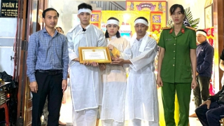 Tặng Giấy khen cho hai công dân dũng cảm cứu người trong lũ