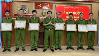 Khen thưởng các tập thể, cá nhân truy bắt nhanh đối tượng nổ súng làm 2 người bị thương