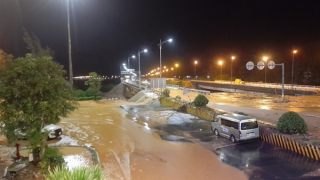 Lũ quét ào ạt tràn qua đường, hầm Hải Vân cấp tốc đóng cửa