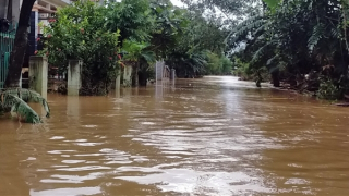 Hàng ngàn ngôi nhà ở Quảng Nam chìm trong biển nước, giao thông tê liệt