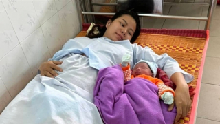 CSGT dùng xe chuyên dụng đưa sản phụ vượt lũ sinh con an toàn