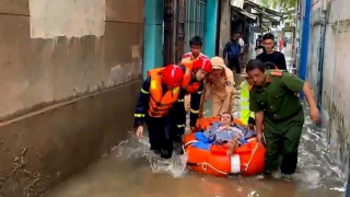 Nước ngập tứ bề, CSGT kịp thời đưa bệnh nhân tai biến đi cấp cứu