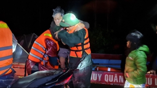 Xúc động cảnh cõng cụ già, em nhỏ khỏi căn nhà ngập nước