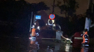 Cảnh sát đặc nhiệm băng dòng nước xiết, cứu dân thoát hiểm trong đêm