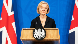 Tình thế “ngàn cân treo sợi tóc” của nữ Thủ tướng Anh