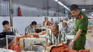 Trao “cần câu” giúp phạm nhân tái hòa nhập cộng đồng