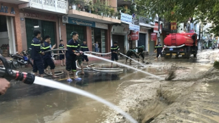 Cảnh sát PCCC và CNCH dọn bùn trên các tuyến đường Cố đô Huế sau khi lũ rút