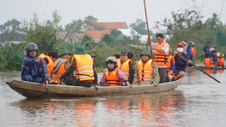 Tổ chức các đội y tế lưu động giúp người dân vùng lũ lụt tại Thừa Thiên- Huế