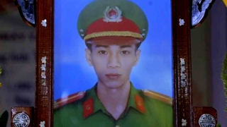 Nghẹn ngào tang lễ Trung úy Công an tử nạn trong mưa lũ