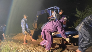 Đường sắt Bắc - Nam thông tuyến sau hơn ngày gián đoạn vì mưa lũ