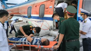 Đưa bệnh nhân đột quỵ não bằng trực thăng từ Trường Sa về đất liền điều trị