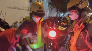 “Quái xế nhí" giở luật khi bị CSGT bắt giữ trong lúc so kè tốc độ