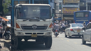 Xe rác mất thắng tông hàng loạt phương tiện khi đang đổ dốc cầu