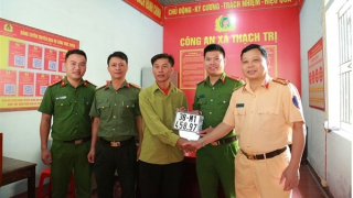 Người dân phấn khởi đăng ký xe tại Công an xã