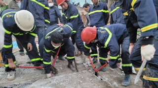 Trắng đêm tìm người bị vùi lấp do sập nhà bên sông Thạch Hãn