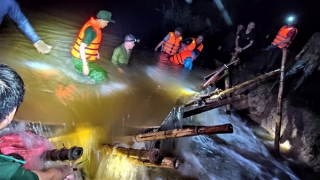 Tích cực giúp dân khắc phục hậu quả mưa lũ tại Trung Bộ