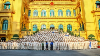 Đoàn đại biểu dự Đại hội Đoàn Thanh niên Bộ Công an báo công dâng Bác