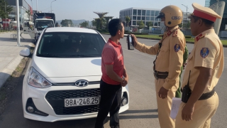 Tạm giữ lái xe vi phạm nồng độ cồn mang theo súng hơi